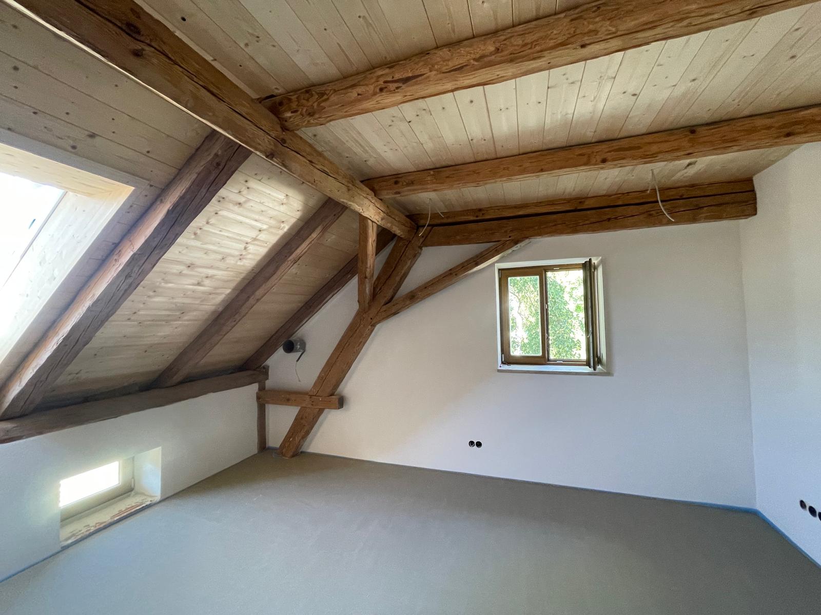 Sanierter Dachraum mit sichtbarem Dachstuhl