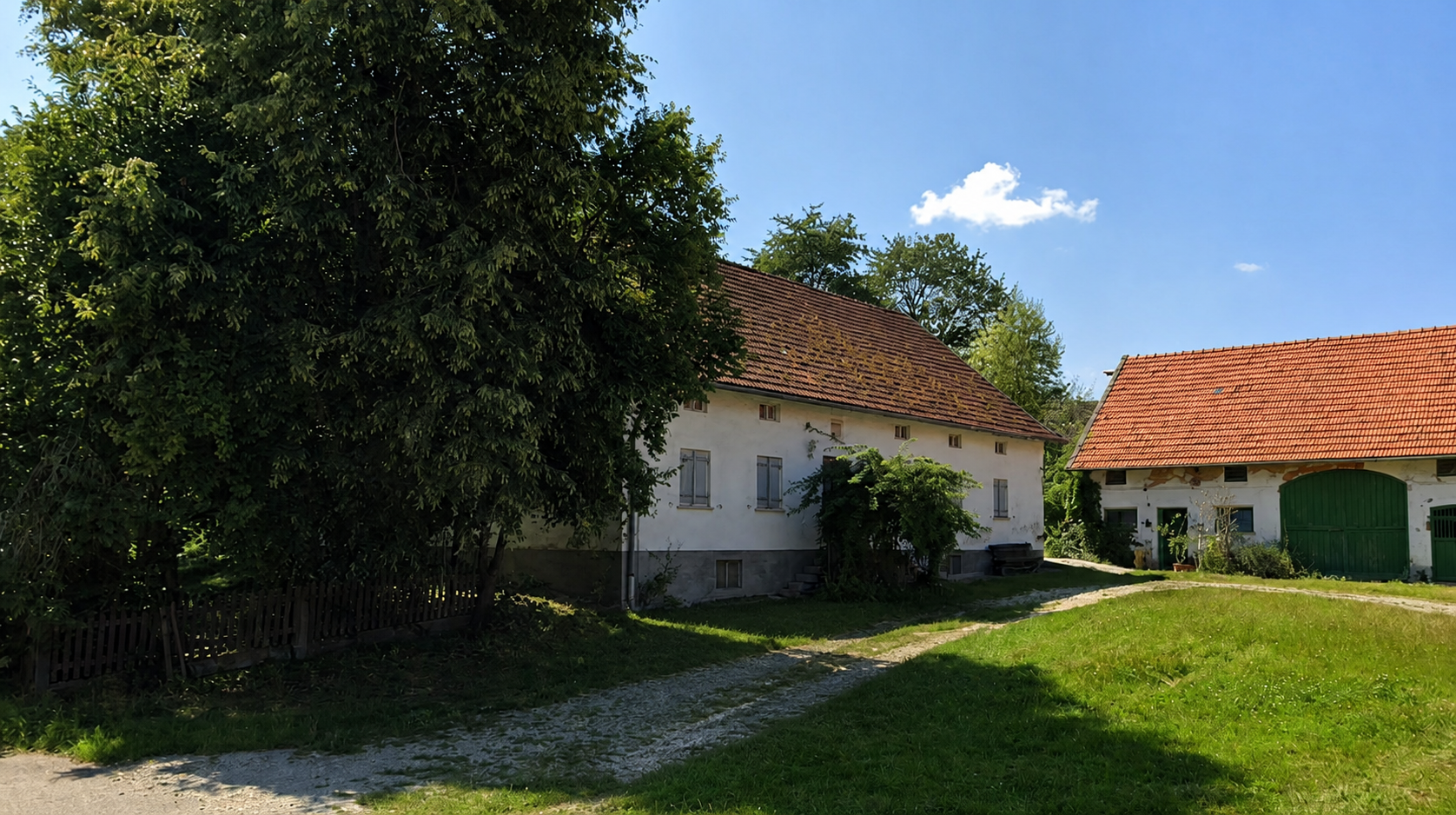 Hofansicht des Bauernhauses vor der Sanierung